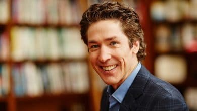 Did pastor Joel Osteen get divorced with Victoria? Bio Wiki: Wife, Net Worth, Church, Yacht, Daughter, Family